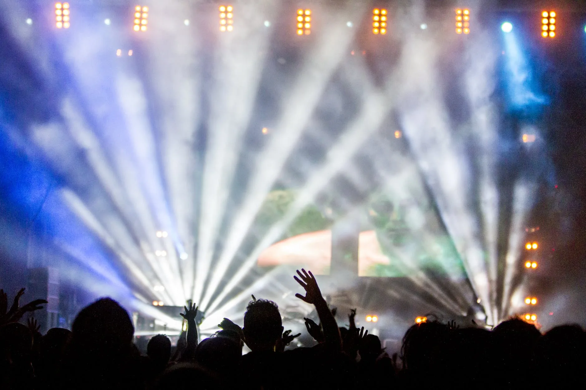 photographie d'un concert avec des gens qui regardent